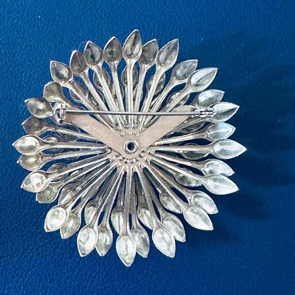 Vintage Silver Tone Sunburst Starburst Brooch - 2.5" - Pristine Condition - Picture 2 of 3